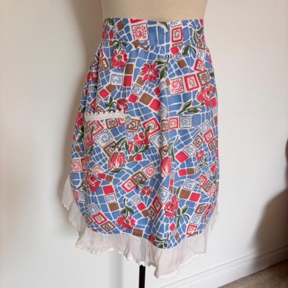 Vintage Geometric Patterned Handmade Apron with Pocket - Picture 2 of 8